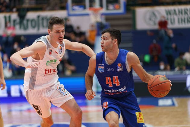 Omar Prewitt (Bamberg, 4), Nikola Rebic (MBC, 44), Syntainics MBC vs. Brose Bamberg, Basketball Bundesliga, Maenner, 2021 2022, 14. Spieltag, , 29.12.2021, Syntainics MBC vs. Brose Bamberg, Basketball Bundesliga, Maenner, 2021 2022, 14. Spieltag, , 29.12.2021, Weissenfels Copyright: xEibner-Pressefoto EckehardxSchulzx EP_EER