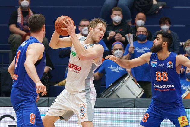Johannes Richter (MBC, 08), Christian Sengfelder (Bamberg, 43), Behnam Yakhchali (MBC, 88), Syntainics MBC vs. Brose Bamberg, Basketball Bundesliga, Maenner, 2021 2022, 14. Spieltag, , 29.12.2021, Syntainics MBC vs. Brose Bamberg, Basketball Bundesliga, Maenner, 2021 2022, 14. Spieltag, , 29.12.2021, Weissenfels Copyright: xEibner-Pressefoto EckehardxSchulzx EP_EER