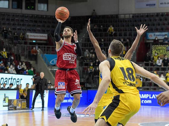 Kendale Deshawn McCullum (JobStairs Giessen 46ers, 00), Jonas Wahlfarth-Bottermann (MHP Riesen Ludwigsburg, 18), GER, MHP Riesen Ludwigsburg vs. JobStairs Giessen 46ers, Basketball, Bundesliga, easycredit, 14. Spieltag, Spielzeit 2021 2022, 29.12.2021, GER, MHP Riesen Ludwigsburg vs. JobStairs Giessen 46ers, Basketball, Bundesliga, easycredit, 14. Spieltag, Spielzeit 2021 2022, 29.12.2021 Ludwigsburg Copyright: xEibner-Pressefoto SaschaxWaltherx EP_EER