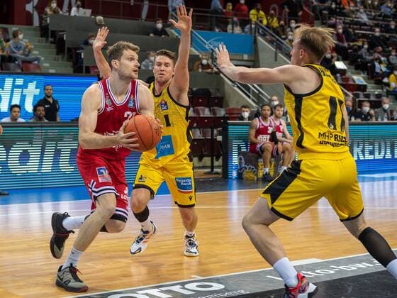 Jordan Hulls (MHP Riesen Ludwigsburg, 01), Florian Koch (JobStairs Giessen 46ers, 21), Lukas Herzog (MHP Riesen Ludwigsburg, 11), GER, MHP Riesen Ludwigsburg vs. JobStairs Giessen 46ers, Basketball, Bundesliga, easycredit, 14. Spieltag, Spielzeit 2021 2022, 29.12.2021, GER, MHP Riesen Ludwigsburg vs. JobStairs Giessen 46ers, Basketball, Bundesliga, easycredit, 14. Spieltag, Spielzeit 2021 2022, 29.12.2021 Ludwigsburg Copyright: xEibner-Pressefoto SaschaxWaltherx EP_EER
