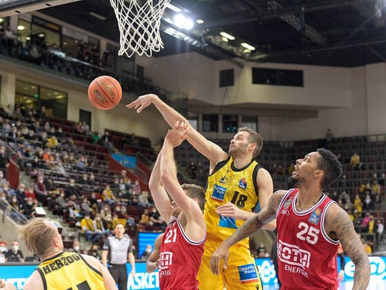Florian Koch (JobStairs Giessen 46ers, 21), Jonas Wahlfarth-Bottermann (MHP Riesen Ludwigsburg, 18), Phillip Fayne II (JobStairs Giessen 46ers, 25), GER, MHP Riesen Ludwigsburg vs. JobStairs Giessen 46ers, Basketball, Bundesliga, easycredit, 14. Spieltag, Spielzeit 2021 2022, 29.12.2021, GER, MHP Riesen Ludwigsburg vs. JobStairs Giessen 46ers, Basketball, Bundesliga, easycredit, 14. Spieltag, Spielzeit 2021 2022, 29.12.2021 Ludwigsburg Copyright: xEibner-Pressefoto SaschaxWaltherx EP_EER