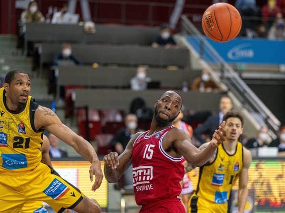 Tremmell Darden (MHP Riesen Ludwigsburg 21), Jalon Demarco Miller (JobStairs Giessen 46ers, 15), Jonah Radebaugh (MHP Riesen Ludwigsburg, 12), GER, MHP Riesen Ludwigsburg vs. JobStairs Giessen 46ers, Basketball, Bundesliga, easycredit, 14. Spieltag, Spielzeit 2021 2022, 29.12.2021, GER, MHP Riesen Ludwigsburg vs. JobStairs Giessen 46ers, Basketball, Bundesliga, easycredit, 14. Spieltag, Spielzeit 2021 2022, 29.12.2021 Ludwigsburg Copyright: xEibner-Pressefoto SaschaxWaltherx EP_EER