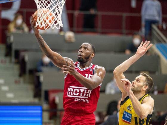 Jalon Demarco Miller (JobStairs Giessen 46ers, 15), Jonas Wahlfarth-Bottermann (MHP Riesen Ludwigsburg, 18), GER, MHP Riesen Ludwigsburg vs. JobStairs Giessen 46ers, Basketball, Bundesliga, easycredit, 14. Spieltag, Spielzeit 2021 2022, 29.12.2021, GER, MHP Riesen Ludwigsburg vs. JobStairs Giessen 46ers, Basketball, Bundesliga, easycredit, 14. Spieltag, Spielzeit 2021 2022, 29.12.2021 Ludwigsburg Copyright: xEibner-Pressefoto SaschaxWaltherx EP_EER
