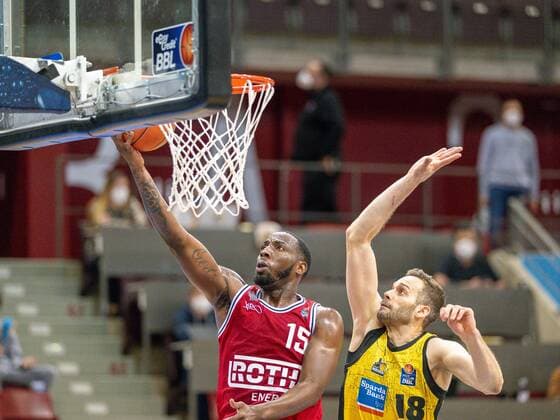 Jalon Demarco Miller (JobStairs Giessen 46ers, 15), Jonas Wahlfarth-Bottermann (MHP Riesen Ludwigsburg, 18), GER, MHP Riesen Ludwigsburg vs. JobStairs Giessen 46ers, Basketball, Bundesliga, easycredit, 14. Spieltag, Spielzeit 2021 2022, 29.12.2021, GER, MHP Riesen Ludwigsburg vs. JobStairs Giessen 46ers, Basketball, Bundesliga, easycredit, 14. Spieltag, Spielzeit 2021 2022, 29.12.2021 Ludwigsburg Copyright: xEibner-Pressefoto SaschaxWaltherx EP_EER