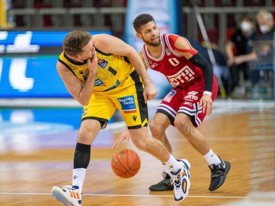 Jordan Hulls (MHP Riesen Ludwigsburg, 01), Kendale Deshawn McCullum (JobStairs Giessen 46ers, 00), nach Faul, GER, MHP Riesen Ludwigsburg vs. JobStairs Giessen 46ers, Basketball, Bundesliga, easycredit, 14. Spieltag, Spielzeit 2021 2022, 29.12.2021, GER, MHP Riesen Ludwigsburg vs. JobStairs Giessen 46ers, Basketball, Bundesliga, easycredit, 14. Spieltag, Spielzeit 2021 2022, 29.12.2021 Ludwigsburg Copyright: xEibner-Pressefoto SaschaxWaltherx EP_EER