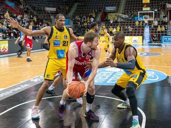Tremmell Darden (MHP Riesen Ludwigsburg 21), Kilian Matthias Binapfl (JobStairs Giessen 46ers, 12), Yorman Polas Bartolo (MHP Riesen Ludwigsburg, 13), GER, MHP Riesen Ludwigsburg vs. JobStairs Giessen 46ers, Basketball, Bundesliga, easycredit, 14. Spieltag, Spielzeit 2021 2022, 29.12.2021, GER, MHP Riesen Ludwigsburg vs. JobStairs Giessen 46ers, Basketball, Bundesliga, easycredit, 14. Spieltag, Spielzeit 2021 2022, 29.12.2021 Ludwigsburg Copyright: xEibner-Pressefoto SaschaxWaltherx EP_EER