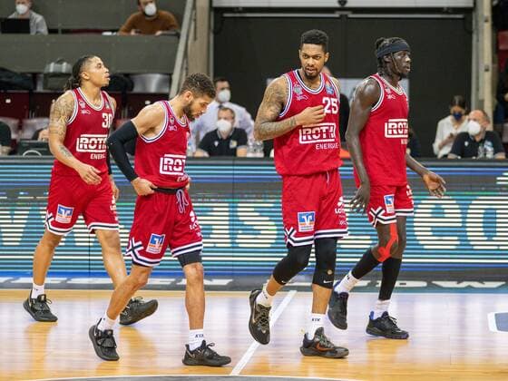 Giessen, ist enttäuscht enttaeuscht, unzufrieden, Timeric Dejaun Williams Jr. (JobStairs Giessen 46ers, 30), Phillip Fayne II (JobStairs Giessen 46ers, 25), Nuni Omot (JobStairs Giessen 46ers, 01), Dennis Nawrocki (JobStairs Giessen 46ers, 02), GER, MHP Riesen Ludwigsburg vs. JobStairs Giessen 46ers, Basketball, Bundesliga, easycredit, 14. Spieltag, Spielzeit 2021 2022, 29.12.2021, GER, MHP Riesen Ludwigsburg vs. JobStairs Giessen 46ers, Basketball, Bundesliga, easycredit, 14. Spieltag, Spielzeit 2021 2022, 29.12.2021 Ludwigsburg Copyright: xEibner-Pressefoto SaschaxWaltherx EP_EER