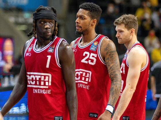 Nuni Omot (JobStairs Giessen 46ers, 01), Phillip Fayne II (JobStairs Giessen 46ers, 25), Florian Koch (JobStairs Giessen 46ers, 21), ist enttäuscht enttaeuscht, unzufrieden, GER, MHP Riesen Ludwigsburg vs. JobStairs Giessen 46ers, Basketball, Bundesliga, easycredit, 14. Spieltag, Spielzeit 2021 2022, 29.12.2021, GER, MHP Riesen Ludwigsburg vs. JobStairs Giessen 46ers, Basketball, Bundesliga, easycredit, 14. Spieltag, Spielzeit 2021 2022, 29.12.2021 Ludwigsburg Copyright: xEibner-Pressefoto SaschaxWaltherx EP_EER