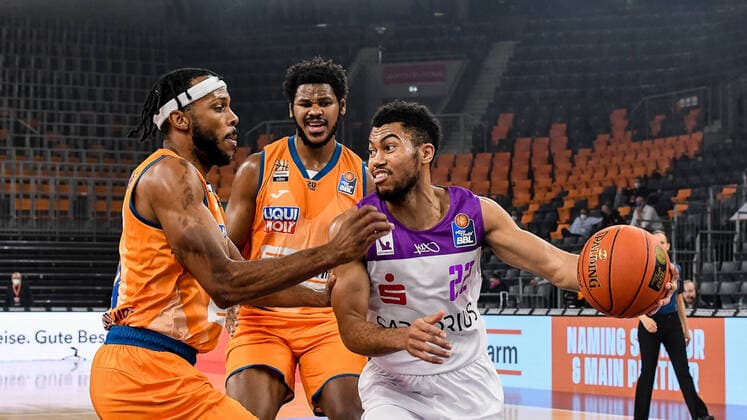 Sport Themen der Woche KW52 Sport Bilder des Tages GER, BBL, ratiopharm ulm vs BG Göttingen Goettingen 30.12.2021, ratiopharm arena, Neu-Ulm, GER, BBL, ratiopharm ulm vs BG Göttingen Goettingen, im Bild Stephen Brown Jr. (Goettingen, 22) versucht sich gegen Jaron Blossomgame (Ulm, 4) durchzusetzen