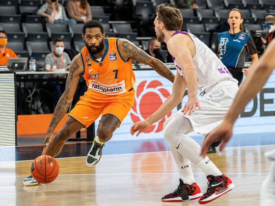 Sindarius Thornwell (Ratiopharm Ulm, 07) mit Tempo, Ratiopharm Ulm vs. BG Goettingen, easycredit 1. Bundesliga, Basketball, Herren, 30.12.2021 Ratiopharm Ulm vs. BG Goettingen, easycredit 1. Bundesliga, Basketball, Herren, 30.12.2021 Neu-Ulm Copyright: xMichaelxSchmidt Eibner-Pressefotx EP_MST