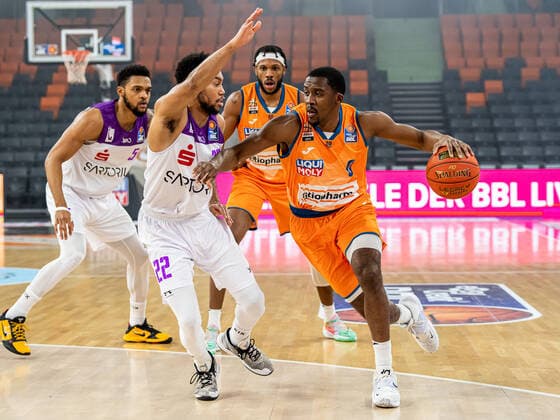 Semaj Christon (Ratiopharm Ulm, 00) im Zweikampf mit Stephen Brown Jr. (BG Goettingen, 22), Ratiopharm Ulm vs. BG Goettingen, easycredit 1. Bundesliga, Basketball, Herren, 30.12.2021 Ratiopharm Ulm vs. BG Goettingen, easycredit 1. Bundesliga, Basketball, Herren, 30.12.2021 Neu-Ulm Copyright: xMichaelxSchmidt Eibner-Pressefotx EP_MST