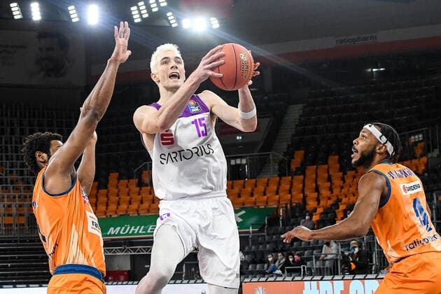 GER, BBL, ratiopharm ulm vs BG Göttingen Goettingen 30.12.2021, ratiopharm arena, Neu-Ulm, GER, BBL, ratiopharm ulm vs BG Göttingen Goettingen, im Bild Cristiano Felicio (Ulm, 1), Philipp Hartwich (Goettingen, 15), Jaron Blossomgame (Ulm, 4)