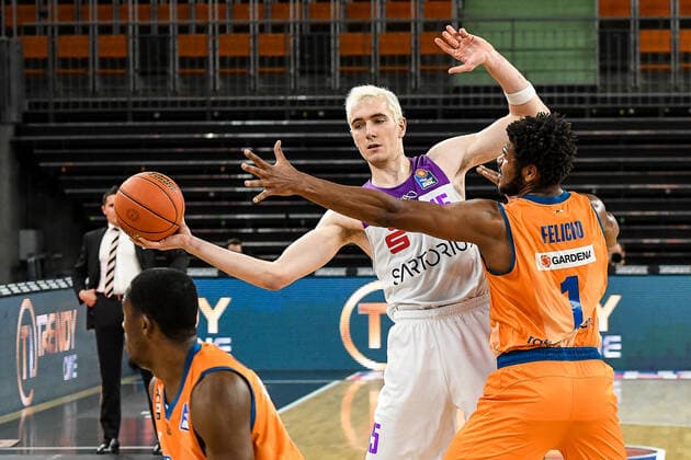 GER, BBL, ratiopharm ulm vs BG Göttingen Goettingen 30.12.2021, ratiopharm arena, Neu-Ulm, GER, BBL, ratiopharm ulm vs BG Göttingen Goettingen, im Bild Philipp Hartwich (Goettingen, 15) setzt sich gegen Cristiano Felicio (Ulm, 1) durch