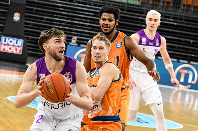 GER, BBL, ratiopharm ulm vs BG Göttingen Goettingen 30.12.2021, ratiopharm arena, Neu-Ulm, GER, BBL, ratiopharm ulm vs BG Göttingen Goettingen, im Bild Jake Toolson (Goettingen, 2) setzt sich gegen Thomas Klepeisz (Ulm, 22) durch