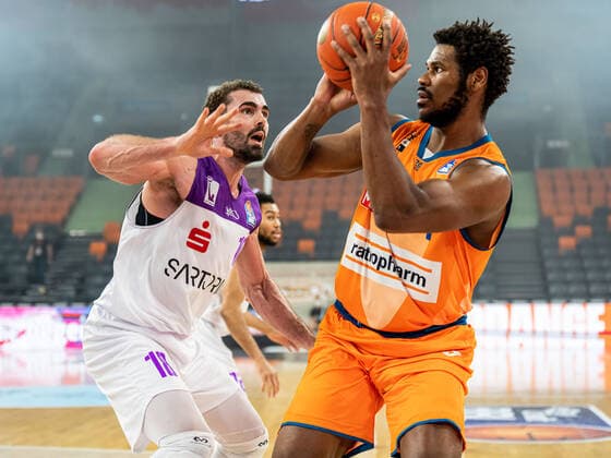 Cristiano Felicio (Ratiopharm Ulm, 01) im Zweikampf mit Harper Kamp (BG Goettingen, 18), Ratiopharm Ulm vs. BG Goettingen, easycredit 1. Bundesliga, Basketball, Herren, 30.12.2021 Ratiopharm Ulm vs. BG Goettingen, easycredit 1. Bundesliga, Basketball, Herren, 30.12.2021 Neu-Ulm Copyright: xMichaelxSchmidt Eibner-Pressefotx EP_MST