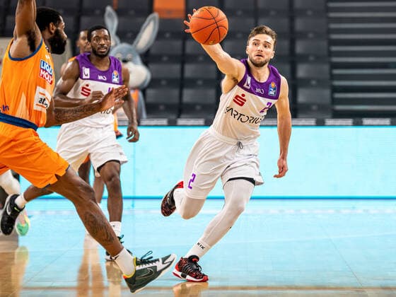 Jake Toolson (BG Goettingen, 02) versucht den Ball zu retten, Ratiopharm Ulm vs. BG Goettingen, easycredit 1. Bundesliga, Basketball, Herren, 30.12.2021 Ratiopharm Ulm vs. BG Goettingen, easycredit 1. Bundesliga, Basketball, Herren, 30.12.2021 Neu-Ulm Copyright: xMichaelxSchmidt Eibner-Pressefotx EP_MST