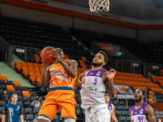 Semaj Christon (Ratiopharm Ulm, 00) wird von Jeff Roberson (BG Goettingen, 05) beim Wurf gefoult, Ratiopharm Ulm vs. BG Goettingen, easycredit 1. Bundesliga, Basketball, Herren, 30.12.2021 Ratiopharm Ulm vs. BG Goettingen, easycredit 1. Bundesliga, Basketball, Herren, 30.12.2021 Neu-Ulm Copyright: xMichaelxSchmidt Eibner-Pressefotx EP_MST