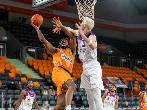 Cristiano Felicio (Ratiopharm Ulm, 01) im Zweikampf mit Philipp Hartwich (BG Goettingen, 15), Ratiopharm Ulm vs. BG Goettingen, easycredit 1. Bundesliga, Basketball, Herren, 30.12.2021 Ratiopharm Ulm vs. BG Goettingen, easycredit 1. Bundesliga, Basketball, Herren, 30.12.2021 Neu-Ulm Copyright: xMichaelxSchmidt Eibner-Pressefotx EP_MST