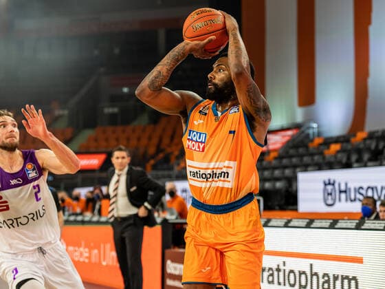 Sindarius Thornwell (Ratiopharm Ulm, 07) wirft aus der Distanz, Ratiopharm Ulm vs. BG Goettingen, easycredit 1. Bundesliga, Basketball, Herren, 30.12.2021 Ratiopharm Ulm vs. BG Goettingen, easycredit 1. Bundesliga, Basketball, Herren, 30.12.2021 Neu-Ulm Copyright: xMichaelxSchmidt Eibner-Pressefotx EP_MST