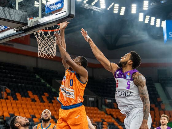 Semaj Christon (Ratiopharm Ulm, 00) setzt sich unter dem Korb gegen Jeff Roberson (BG Goettingen, 05) durch, Ratiopharm Ulm vs. BG Goettingen, easycredit 1. Bundesliga, Basketball, Herren, 30.12.2021 Ratiopharm Ulm vs. BG Goettingen, easycredit 1. Bundesliga, Basketball, Herren, 30.12.2021 Neu-Ulm Copyright: xMichaelxSchmidt Eibner-Pressefotx EP_MST