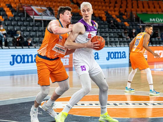 Philipp Hartwich (BG Goettingen, 15) im Zweikampf mit Nicolas Bretzel (Ratiopharm Ulm, 13), Ratiopharm Ulm vs. BG Goettingen, easycredit 1. Bundesliga, Basketball, Herren, 30.12.2021 Ratiopharm Ulm vs. BG Goettingen, easycredit 1. Bundesliga, Basketball, Herren, 30.12.2021 Neu-Ulm Copyright: xMichaelxSchmidt Eibner-Pressefotx EP_MST