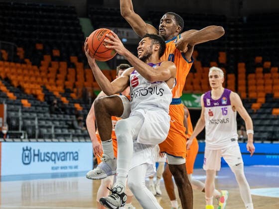 Jake Toolson (BG Goettingen, 02) beim Korbleger gegen Semaj Christon (Ratiopharm Ulm, 00), Ratiopharm Ulm vs. BG Goettingen, easycredit 1. Bundesliga, Basketball, Herren, 30.12.2021 Ratiopharm Ulm vs. BG Goettingen, easycredit 1. Bundesliga, Basketball, Herren, 30.12.2021 Neu-Ulm Copyright: xMichaelxSchmidt Eibner-Pressefotx EP_MST