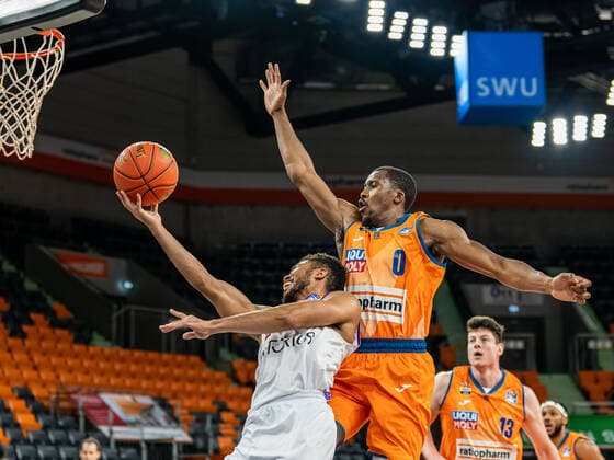 Sport Themen der Woche KW52 Sport Bilder des Tages Jake Toolson (BG Goettingen, 02) beim Korbleger gegen Semaj Christon (Ratiopharm Ulm, 00), Ratiopharm Ulm vs. BG Goettingen, easycredit 1. Bundesliga, Basketball, Herren, 30.12.2021 Ratiopharm Ulm vs. BG Goettingen, easycredit 1. Bundesliga, Basketball, Herren, 30.12.2021 Neu-Ulm Copyright: xMichaelxSchmidt Eibner-Pressefotx EP_MST