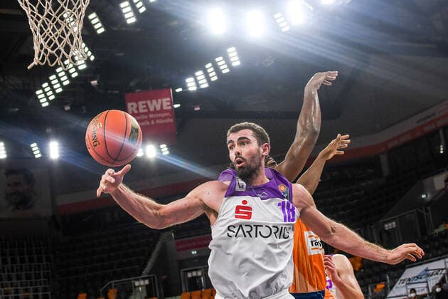 GER, BBL, ratiopharm ulm vs BG Göttingen Goettingen 30.12.2021, ratiopharm arena, Neu-Ulm, GER, BBL, ratiopharm ulm vs BG Göttingen Goettingen, im Bild Harper Kamp (Goettingen, 18) mit viel Körpereinsatz gegen Cristiano Felicio (Ulm, 1)