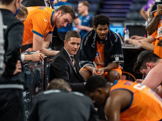 Jaka Lakovic (Ratiopharm Ulm, Headcoach) bei einer Timeout-Ansprache, Ratiopharm Ulm vs. BG Goettingen, easycredit 1. Bundesliga, Basketball, Herren, 30.12.2021 Ratiopharm Ulm vs. BG Goettingen, easycredit 1. Bundesliga, Basketball, Herren, 30.12.2021 Neu-Ulm Copyright: xMichaelxSchmidt Eibner-Pressefotx EP_MST