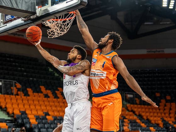 Jeff Roberson (BG Goettingen, 05) unter derm Korb im Zweikampf mit Cristiano Felicio (Ratiopharm Ulm, 01), Ratiopharm Ulm vs. BG Goettingen, easycredit 1. Bundesliga, Basketball, Herren, 30.12.2021 Ratiopharm Ulm vs. BG Goettingen, easycredit 1. Bundesliga, Basketball, Herren, 30.12.2021 Neu-Ulm Copyright: xMichaelxSchmidt Eibner-Pressefotx EP_MST