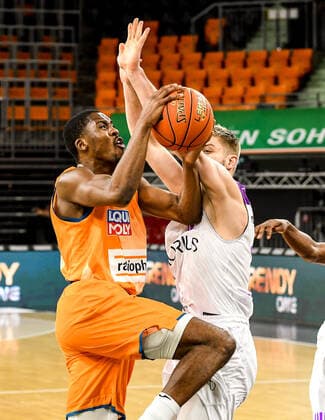 GER, BBL, ratiopharm ulm vs BG Göttingen Goettingen 30.12.2021, ratiopharm arena, Neu-Ulm, GER, BBL, ratiopharm ulm vs BG Göttingen Goettingen, im Bild Semaj Christon (Ulm, 0) setzt sich gegen Mathis Mönninghoff Moenninghoff (Goettingen, 17) durch