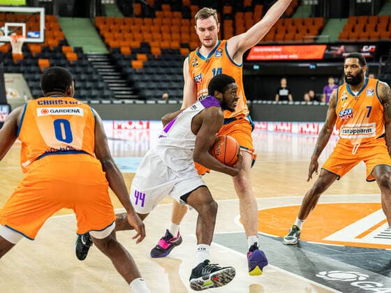 Kamar Baldwin (BG Goettingen, 44) zieht gegen Philipp Herkenhoff (Ratiopharm Ulm, 14) zum Korb, Ratiopharm Ulm vs. BG Goettingen, easycredit 1. Bundesliga, Basketball, Herren, 30.12.2021 Ratiopharm Ulm vs. BG Goettingen, easycredit 1. Bundesliga, Basketball, Herren, 30.12.2021 Neu-Ulm Copyright: xMichaelxSchmidt Eibner-Pressefotx EP_MST