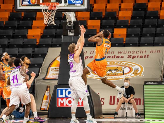 Semaj Christon (Ratiopharm Ulm, 00) beim Korbleger gegen Mathis Moenninghoff (BG Goettingen, 17), Ratiopharm Ulm vs. BG Goettingen, easycredit 1. Bundesliga, Basketball, Herren, 30.12.2021 Ratiopharm Ulm vs. BG Goettingen, easycredit 1. Bundesliga, Basketball, Herren, 30.12.2021 Neu-Ulm Copyright: xMichaelxSchmidt Eibner-Pressefotx EP_MST