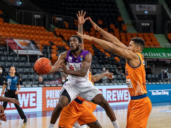 Kamar Baldwin (BG Goettingen, 44) unter dem Korb, Ratiopharm Ulm vs. BG Goettingen, easycredit 1. Bundesliga, Basketball, Herren, 30.12.2021 Ratiopharm Ulm vs. BG Goettingen, easycredit 1. Bundesliga, Basketball, Herren, 30.12.2021 Neu-Ulm Copyright: xMichaelxSchmidt Eibner-Pressefotx EP_MST