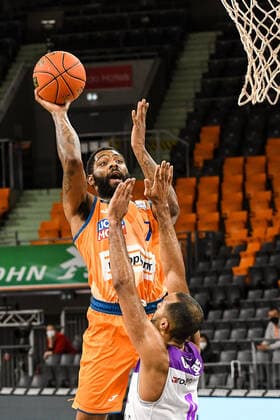 GER, BBL, ratiopharm ulm vs BG Göttingen Goettingen 30.12.2021, ratiopharm arena, Neu-Ulm, GER, BBL, ratiopharm ulm vs BG Göttingen Goettingen, im Bild Sindarius Thornwell (Ulm, 7) setzt sich gegen Akeem Vargas (Goettingen, 8) durch