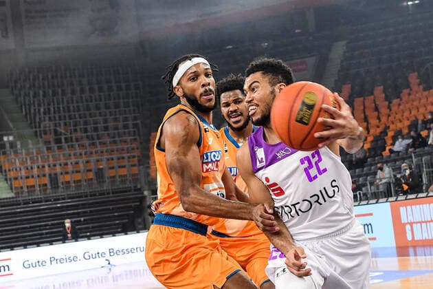 GER, BBL, ratiopharm ulm vs BG Göttingen Goettingen 30.12.2021, ratiopharm arena, Neu-Ulm, GER, BBL, ratiopharm ulm vs BG Göttingen Goettingen, im Bild Stephen Brown Jr. (Goettingen, 22) setzt sich gegen Jaron Blossomgame (Ulm, 4) durch