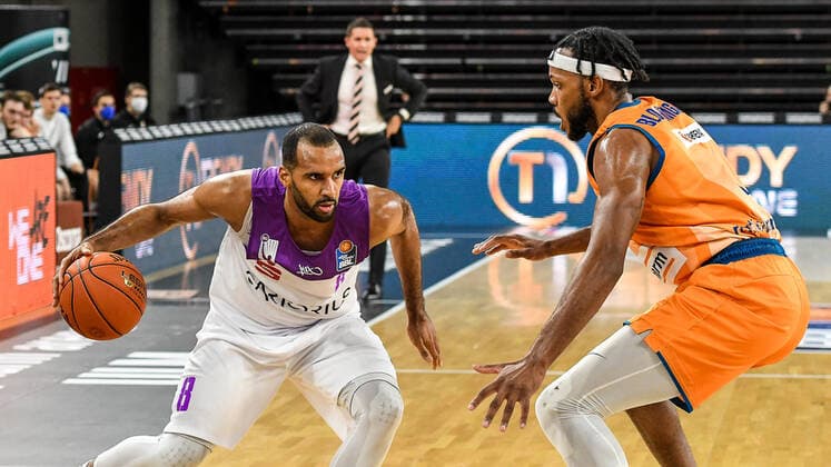 GER, BBL, ratiopharm ulm vs BG Göttingen Goettingen 30.12.2021, ratiopharm arena, Neu-Ulm, GER, BBL, ratiopharm ulm vs BG Göttingen Goettingen, im Bild Akeem Vargas (Goettingen, 8), Jaron Blossomgame (Ulm, 4)