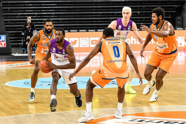GER, BBL, ratiopharm ulm vs BG Göttingen Goettingen 30.12.2021, ratiopharm arena, Neu-Ulm, GER, BBL, ratiopharm ulm vs BG Göttingen Goettingen, im Bild Kamar Baldwin (Goettingen, 44), Semaj Christon (Ulm, 0), Cristiano Felicio (Ulm, 1)