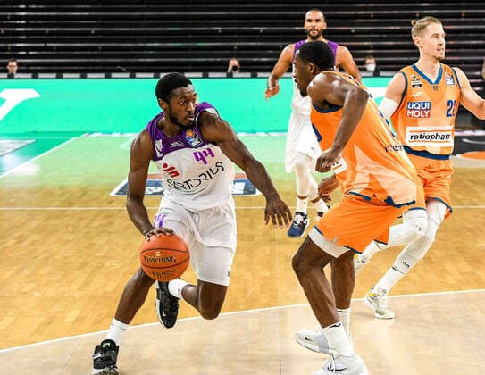 GER, BBL, ratiopharm ulm vs BG Göttingen Goettingen 30.12.2021, ratiopharm arena, Neu-Ulm, GER, BBL, ratiopharm ulm vs BG Göttingen Goettingen, im Bild Kamar Baldwin (Goettingen, 44) setzt sich gegen Semaj Christon (Ulm, 0) durch