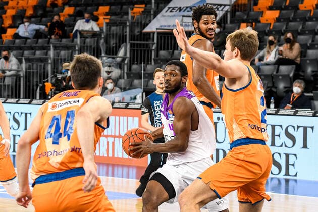 GER, BBL, ratiopharm ulm vs BG Göttingen Goettingen 30.12.2021, ratiopharm arena, Neu-Ulm, GER, BBL, ratiopharm ulm vs BG Göttingen Goettingen, im Bild Fedor Zugic (Ulm, 44), Kamar Baldwin (Goettingen, 44), Moritz Krimmer (Ulm, 27)