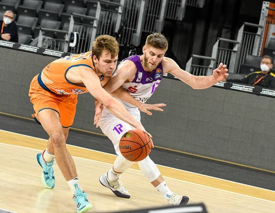 GER, BBL, ratiopharm ulm vs BG Göttingen Goettingen 30.12.2021, ratiopharm arena, Neu-Ulm, GER, BBL, ratiopharm ulm vs BG Göttingen Goettingen, im Bild Kampf um den Ball, Moritz Krimmer (Ulm, 27), Mathis Mönninghoff Moenninghoff (Goettingen, 17)