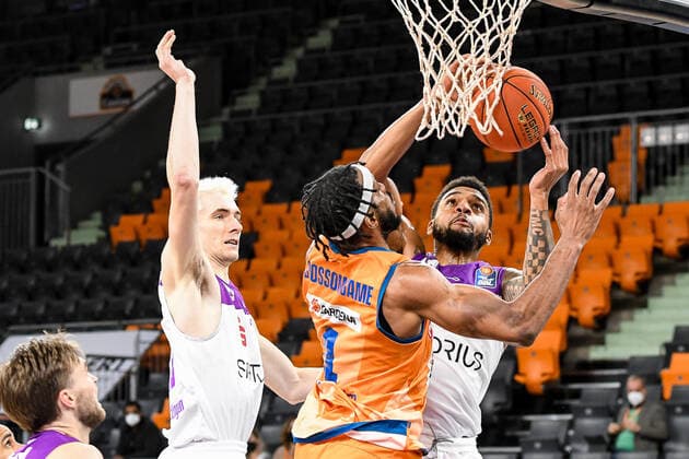 GER, BBL, ratiopharm ulm vs BG Göttingen Goettingen 30.12.2021, ratiopharm arena, Neu-Ulm, GER, BBL, ratiopharm ulm vs BG Göttingen Goettingen, im Bild Philipp Hartwich (Goettingen, 15), Jaron Blossomgame (Ulm, 4), Jeff Roberson (Goettingen, 5) punktet