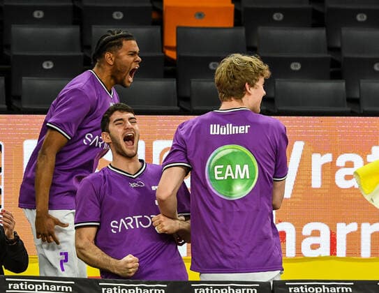 GER, BBL, ratiopharm ulm vs BG Göttingen Goettingen 30.12.2021, ratiopharm arena, Neu-Ulm, GER, BBL, ratiopharm ulm vs BG Göttingen Goettingen, im Bild Jubel nach dem entscheidenden Korb, Nick Boakye (Goettingen, 7), Marios Giotis (Goettingen, 32), Max Wüllner Wuellner (Goettingen, 13)