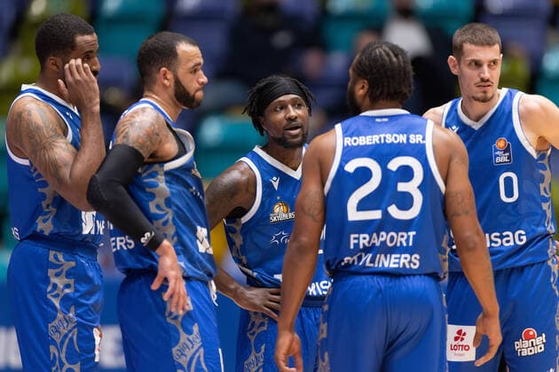 Fraport Skyliners - MLP Academics Heidelberg, easyCredit-BBL Warten auf eine Schiedsrichterentscheidung. Von links Jamel McLean (Fraport Skyliners, 1), Rasheed Moore (Fraport Skyliners, 20), Will Cherry (Fraport Skyliners, 29), Quantez Robertson (Fraport Skyliners, 23) und Lukas Wank (Fraport Skyliners, 0). Basketball-Spiel des easyCredit BBL zwischen den Fraport Skyliners und den MLP Academics Heidelberg am 30. Dezember 2021 in der Ballsporthalle in Frankfurt am Main., Frankfurt am Main Hessen Deutschland Ballsporthalle
