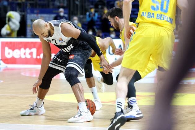DEU, easyCredit BBL, ALBA vs. s.Oliver Wuerzburg, 31.12.2021, Mercedes-Benz-Arena, Berlin, DEU, easyCredit BBL, ALBA vs. s.Oliver Wuerzburg, im Bild Tamir Blatt (ALBA Berlin 45), Alex King (s.Oliver Wuerzburg 7)
