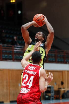 GER, Wuerzburg, tectake-Arena, 02.01.2022, emspor, emonline, despor, deonline, s.Oliver Wuerzburg vs. Medi Bayreuth, easyCredit BBL, 15. Spieltag Bild: v. l. Cameron Hunt (s.Oliver Wuerzburg) gegen Cameron Wells (medi Bayreuth) Copyright: HMBxMedia JulienxBecker