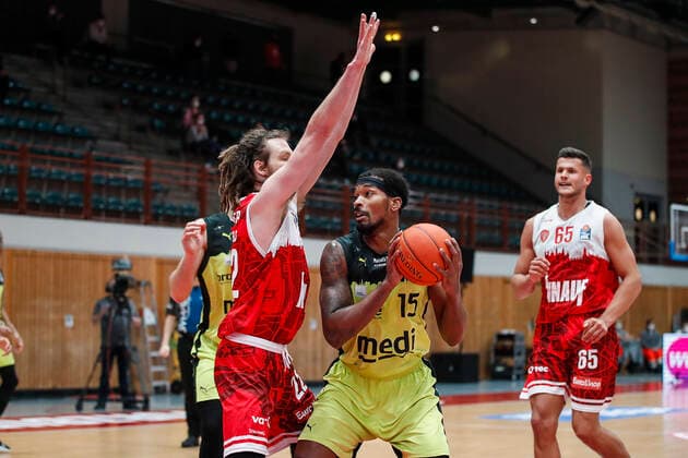 GER, Wuerzburg, tectake-Arena, 02.01.2022, emspor, emonline, despor, deonline, s.Oliver Wuerzburg vs. Medi Bayreuth, easyCredit BBL, 15. Spieltag Bild: v. l. Craig Moller (s.Oliver Wuerzburg), Terry Allen (medi Bayreuth) und Filip Stanic (s.Oliver Wuerzburg) Copyright: HMBxMedia JulienxBecker