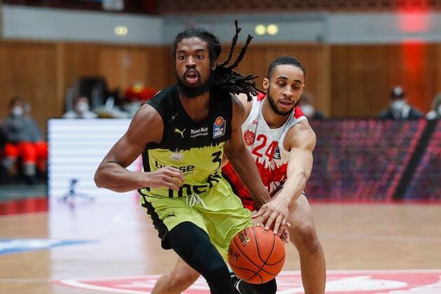 GER, Wuerzburg, tectake-Arena, 02.01.2022, emspor, emonline, despor, deonline, s.Oliver Wuerzburg vs. Medi Bayreuth, easyCredit BBL, 15. Spieltag Bild: v. l. Marcus Thornton (medi Bayreuth) gegen Cameron Hunt (s.Oliver Wuerzburg) Copyright: HMBxMedia JulienxBecker