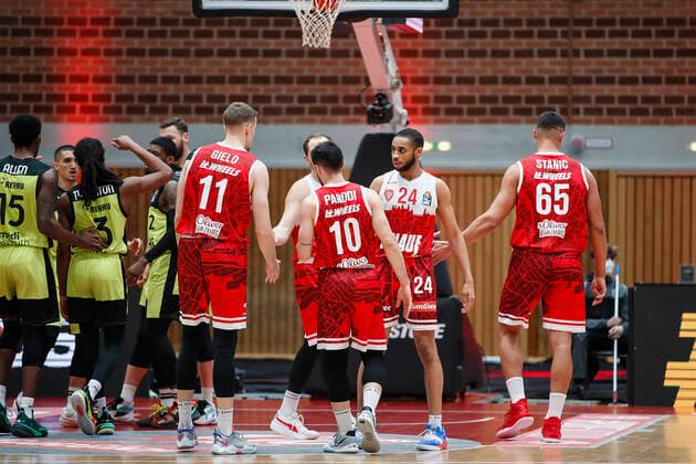 GER, Wuerzburg, tectake-Arena, 02.01.2022, emspor, emonline, despor, deonline, s.Oliver Wuerzburg vs. Medi Bayreuth, easyCredit BBL, 15. Spieltag Bild: v. l. Tomasz Gielo (s.Oliver Wuerzburg), Luciano Parodi (s.Oliver Wuerzburg), Cameron Hunt (s.Oliver Wuerzburg) und Filip Stanic (s.Oliver Wuerzburg) Copyright: HMBxMedia JulienxBecker