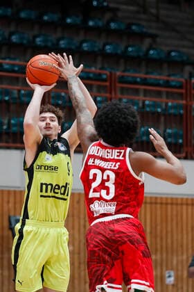 GER, Wuerzburg, tectake-Arena, 02.01.2022, emspor, emonline, despor, deonline, s.Oliver Wuerzburg vs. Medi Bayreuth, easyCredit BBL, 15. Spieltag Bild: v. l. Kay Bruhnke (medi Bayreuth) gegen Desi Rodriguez (s.Oliver Wuerzburg) Copyright: HMBxMedia JulienxBecker
